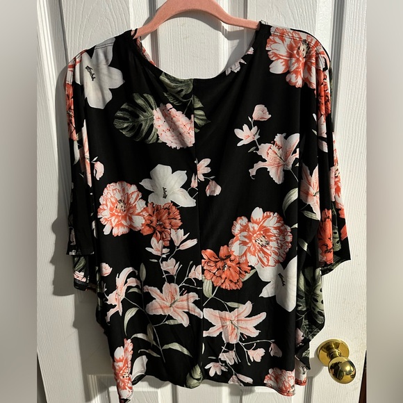 Lily Morgan floral cross over top 👚 - Picture 2 of 9